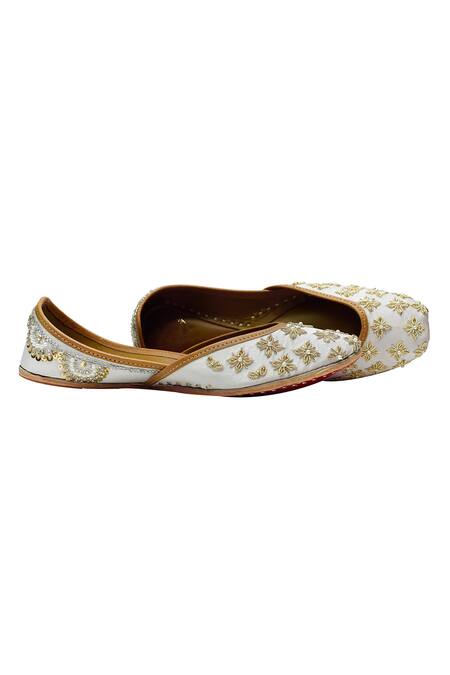 Shop Yassio White Afri Floral Embroidered Juttis at Aza Fashions Shop_Yassio_White Afri Floral Embroidered Juttis _at_Aza_Fashions