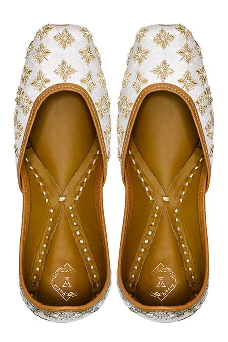 Buy Yassio White Afri Floral Embroidered Juttis Online at Aza Fashions Buy_Yassio_White Afri Floral Embroidered Juttis _Online_at_Aza_Fashions