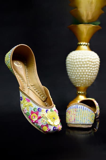 Yassio White Afsoon Embroidered Juttis 