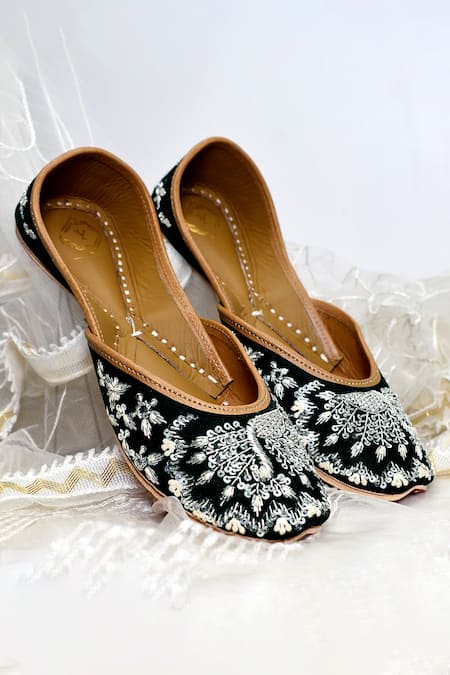 Yassio Blanca Velvet Embroidered Juttis 