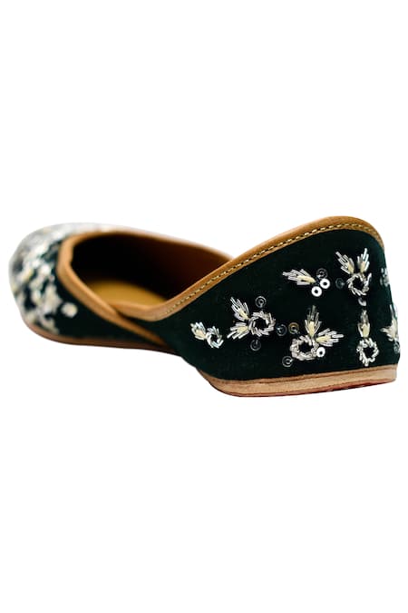 Yassio Black Blanca Velvet Embroidered Juttis Online at Aza Fashions Yassio_Black Blanca Velvet Embroidered Juttis _Online_at_Aza_Fashions