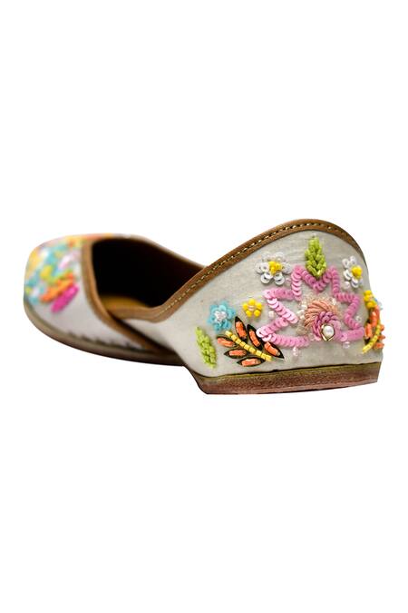 Yassio White Isla Floral Pattern Juttis Online at Aza Fashions Yassio_White Isla Floral Pattern Juttis _Online_at_Aza_Fashions