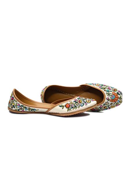 Shop Yassio White Sayonee Thread Embroidered Juttis at Aza Fashions Shop_Yassio_White Sayonee Thread Embroidered Juttis _at_Aza_Fashions