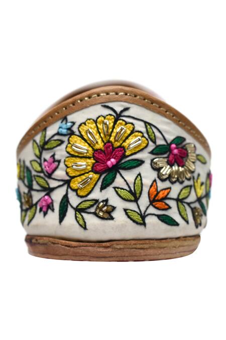 Yassio White Sayonee Thread Embroidered Juttis Online at Aza Fashions Yassio_White Sayonee Thread Embroidered Juttis _Online_at_Aza_Fashions