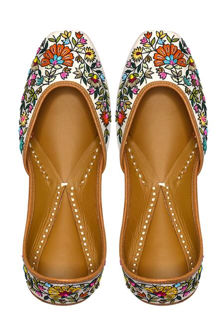 Buy Yassio White Sayonee Thread Embroidered Juttis Online at Aza Fashions Buy_Yassio_White Sayonee Thread Embroidered Juttis _Online_at_Aza_Fashions