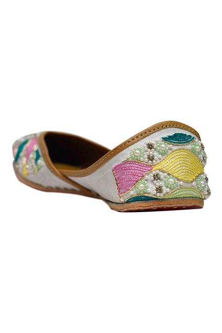 Yassio White Shadleen Thread Embroidered Juttis Online at Aza Fashions Yassio_White Shadleen Thread Embroidered Juttis _Online_at_Aza_Fashions