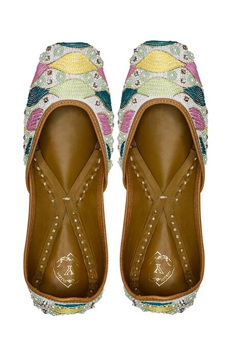 Buy Yassio White Shadleen Thread Embroidered Juttis Online at Aza Fashions Buy_Yassio_White Shadleen Thread Embroidered Juttis _Online_at_Aza_Fashions