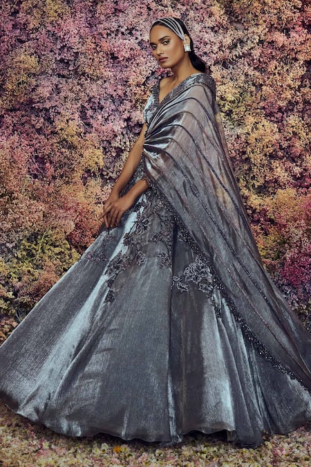 Shilpi Gupta_Gray Metallic Organza Applique Embroidered Sequins V Grey Cutdana Saree Gown _Online_at_Aza_Fashions