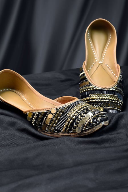 Yassio Black Noor Embroidered Juttis 