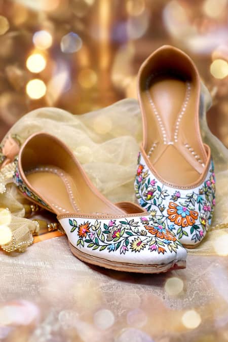 Yassio Sayonee Thread Embroidered Juttis 