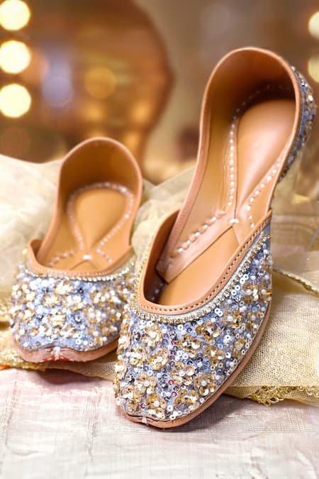 Yassio Annis Embroidered Juttis 