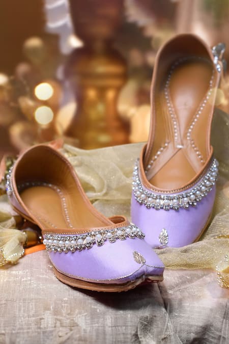 Yassio Athena Embroidered Juttis 
