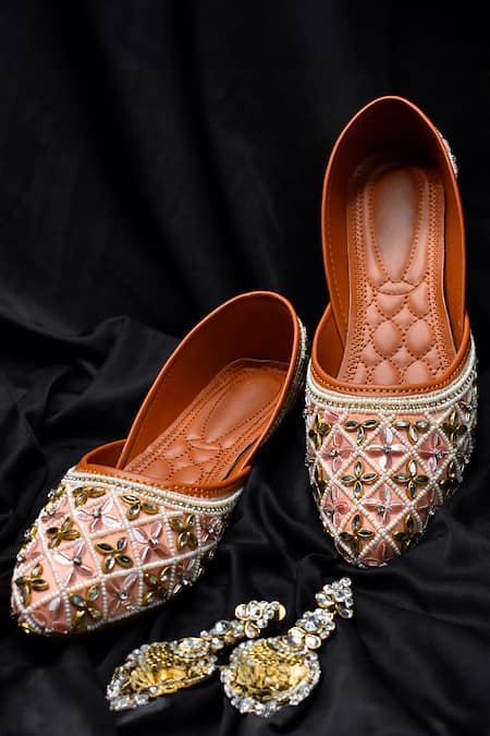 Yassio Carisaa Floral Embroidered Juttis 