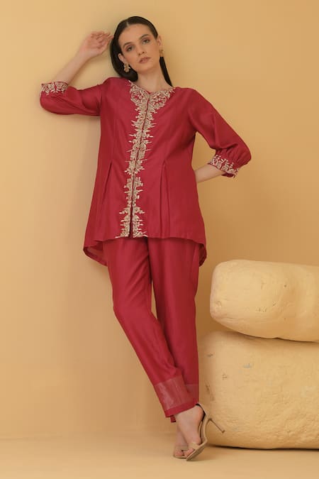 Divi By Sonal Khandelwal Fuchsia Chanderi Sequins, Zari, Pearls V-neck Floral Embroidered Top And Pant Set at Aza Fashions Divi By Sonal Khandelwal_Fuchsia Chanderi Sequins, Zari, Pearls V-neck Floral Embroidered Top And Pant Set _at_Aza_Fashions