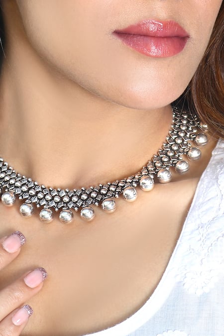 Noor Geometric Carved Choker Chain Necklace 