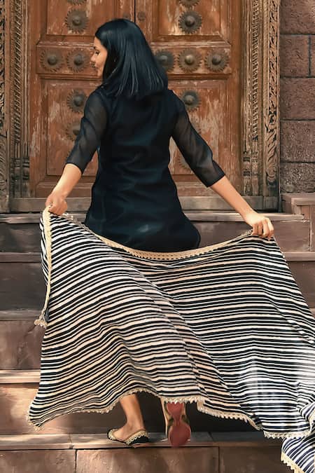 Nuhh Black Thread & Stone Embroidered Kurta Set 
