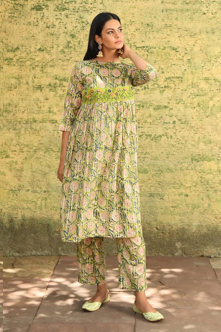 Buy_NUHH_Green Cotton Embroidery Round Neck Aam Panna Floral Pattern Kurta Pant Set _Online_at_Aza_Fashions