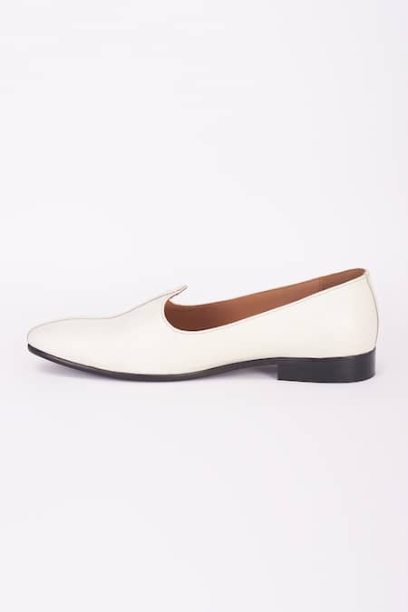 Bubber Couture White Classic Leather Mojdi Online at Aza Fashions Bubber Couture_White Classic Leather Mojdi _Online_at_Aza_Fashions