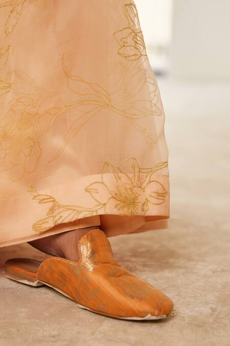 House Of Pink Peach Silk, Organza Embroidery Round Neck Floral Hand Saree With Blouse at Aza Fashions House Of Pink_Peach Silk, Organza Embroidery Round Neck Floral Hand Saree With Blouse _at_Aza_Fashions