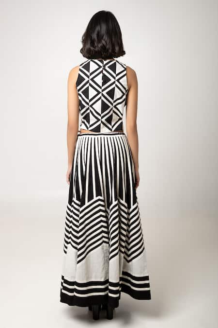 Shop KA-Sha Black Cotton Applique Round Neck Rapa Symmetric Motif Crop Top at Aza Fashions Shop_KA-Sha_Black Cotton Applique Round Neck Rapa Symmetric Motif Crop Top _at_Aza_Fashions