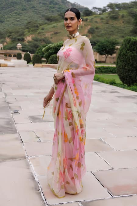 Shop_Geroo Jaipur_White Chiffon, Jacquard Floral Pattern Saree With Unstitched Blouse Fabric _Online_at_Aza_Fashions