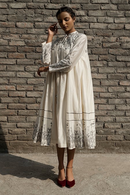 Buy Ahmev Ivory Chanderi Bandeau Neck Leihani Floral Placement Overlay Online at Aza Fashions Buy_Ahmev_Ivory Chanderi Bandeau Neck Leihani Floral Placement Overlay _Online_at_Aza_Fashions