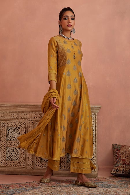 Kritika Dawar Yellow Chanderi Embroidered Thread Round A-line Kurta Pant Set 