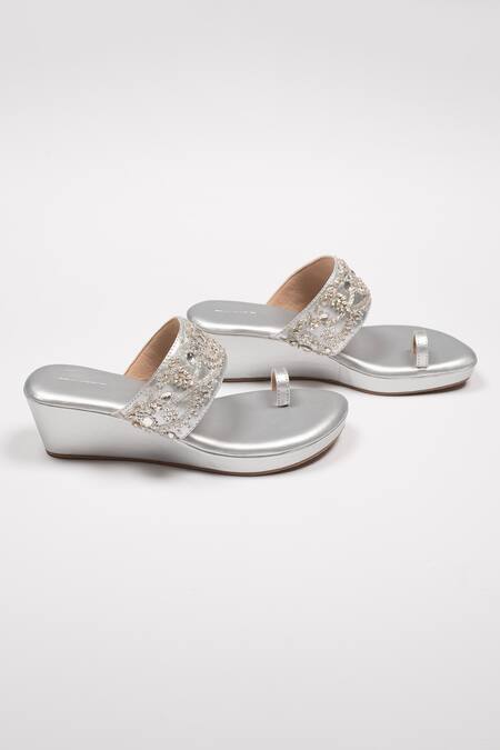 Buy_Urbansway_Silver Stones Prata Embroidered Kolhapuri Wedges _Online_at_Aza_Fashions