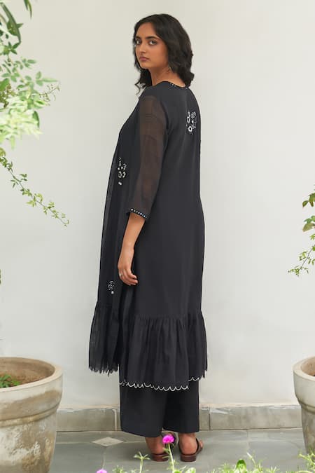 Shop Label Earthen Black Cotton Sequins V-neck Saloni Sitara Embroidered Kurta And Pant Set at Aza Fashions Shop_Label Earthen_Black Cotton Sequins V-neck Saloni Sitara Embroidered Kurta And Pant Set _at_Aza_Fashions