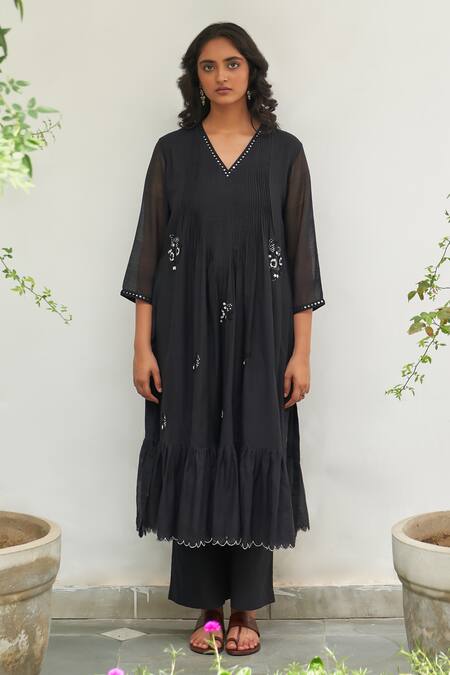 Label Earthen Black Cotton Sequins V-neck Saloni Sitara Embroidered Kurta And Pant Set Online at Aza Fashions Label Earthen_Black Cotton Sequins V-neck Saloni Sitara Embroidered Kurta And Pant Set _Online_at_Aza_Fashions