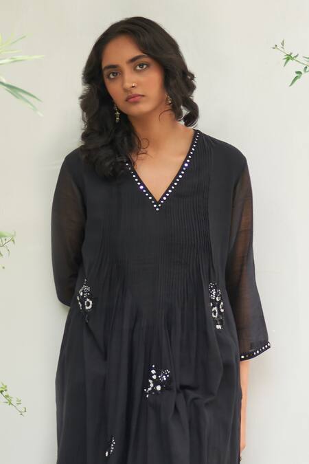 Shop Label Earthen Black Cotton Sequins V-neck Saloni Sitara Embroidered Kurta And Pant Set Online at Aza Fashions Shop_Label Earthen_Black Cotton Sequins V-neck Saloni Sitara Embroidered Kurta And Pant Set _Online_at_Aza_Fashions