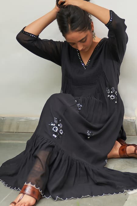 Label Earthen Black Cotton Sequins V-neck Saloni Sitara Embroidered Kurta And Pant Set at Aza Fashions Label Earthen_Black Cotton Sequins V-neck Saloni Sitara Embroidered Kurta And Pant Set _at_Aza_Fashions