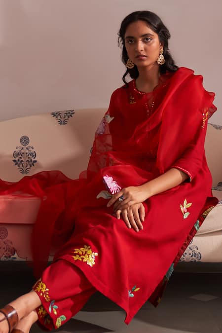 Shop Label Earthen Red Cotton, Chiffon Sequins, Embroidery Split V-neck Gul Gurhal Kurta Set Online at Aza Fashions Shop_Label Earthen_Red Cotton, Chiffon Sequins, Embroidery Split V-neck Gul Gurhal Kurta Set _Online_at_Aza_Fashions