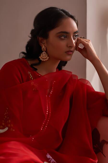 Label Earthen Red Cotton, Chiffon Sequins, Embroidery Split V-neck Gul Gurhal Kurta Set at Aza Fashions Label Earthen_Red Cotton, Chiffon Sequins, Embroidery Split V-neck Gul Gurhal Kurta Set _at_Aza_Fashions