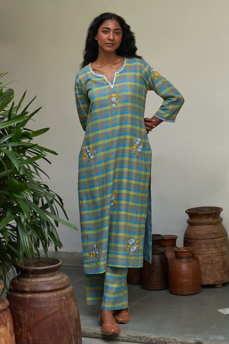 Shop Label Earthen Green Cotton, Maheshwari Embroidery Split Neela Sitara Checkered Kurta Set at Aza Fashions Shop_Label Earthen_Green Cotton, Maheshwari Embroidery Split Neela Sitara Checkered Kurta Set _at_Aza_Fashions