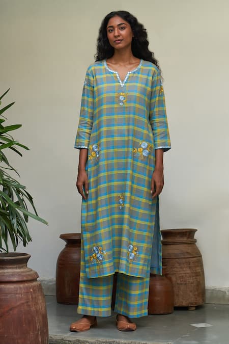 Label Earthen Green Cotton, Maheshwari Embroidery Split Neela Sitara Checkered Kurta Set Online at Aza Fashions Label Earthen_Green Cotton, Maheshwari Embroidery Split Neela Sitara Checkered Kurta Set _Online_at_Aza_Fashions