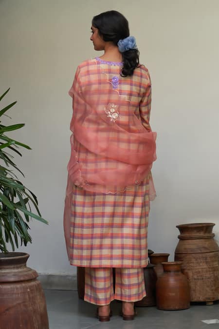 Shop Label Earthen Peach Cotton, Maheshwari, Chiffon Embroidery Gulabi Champai Checkered Kurta Set at Aza Fashions Shop_Label Earthen_Peach Cotton, Maheshwari, Chiffon Embroidery Gulabi Champai Checkered Kurta Set _at_Aza_Fashions