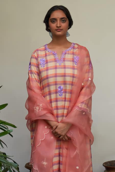 Label Earthen Peach Cotton, Maheshwari, Chiffon Embroidery Gulabi Champai Checkered Kurta Set Online at Aza Fashions Label Earthen_Peach Cotton, Maheshwari, Chiffon Embroidery Gulabi Champai Checkered Kurta Set _Online_at_Aza_Fashions