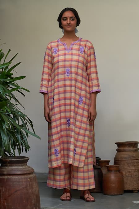 Buy Label Earthen Peach Cotton, Maheshwari, Chiffon Embroidery Gulabi Champai Checkered Kurta Set Online at Aza Fashions Buy_Label Earthen_Peach Cotton, Maheshwari, Chiffon Embroidery Gulabi Champai Checkered Kurta Set _Online_at_Aza_Fashions