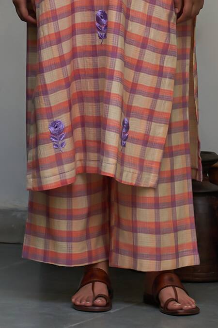 Shop Label Earthen Peach Cotton, Maheshwari, Chiffon Embroidery Gulabi Champai Checkered Kurta Set Online at Aza Fashions Shop_Label Earthen_Peach Cotton, Maheshwari, Chiffon Embroidery Gulabi Champai Checkered Kurta Set _Online_at_Aza_Fashions