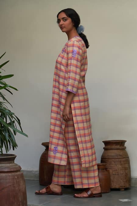 Label Earthen Peach Cotton, Maheshwari, Chiffon Embroidery Gulabi Champai Checkered Kurta Set at Aza Fashions Label Earthen_Peach Cotton, Maheshwari, Chiffon Embroidery Gulabi Champai Checkered Kurta Set _at_Aza_Fashions