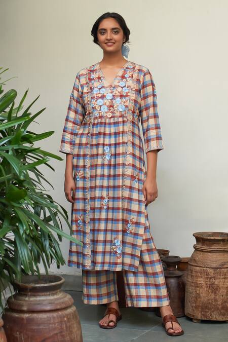 Label Earthen Beige Cotton Embroidery Split V-neck Asmani Jugnu Checkered Kurta Set Online at Aza Fashions Label Earthen_Beige Cotton Embroidery Split V-neck Asmani Jugnu Checkered Kurta Set _Online_at_Aza_Fashions