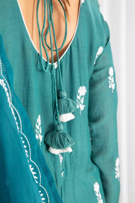 Buy Kapraaaha Green Muslin Embroidery, Tassels Round Neck Flower Anarkali With Dupatta Online at Aza Fashions Buy_Kapraaaha_Green Muslin Embroidery, Tassels Round Neck Flower Anarkali With Dupatta_Online_at_Aza_Fashions