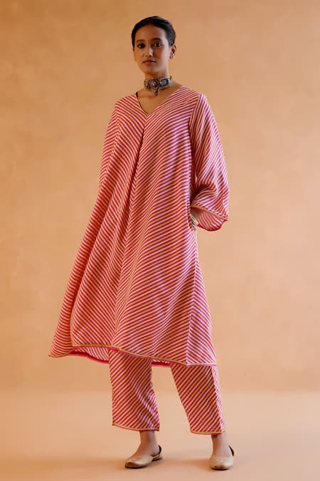 Amisha Kothari Pink Silk, Organza Zari V-neck Jamini Candy Stripe Print Kurta Pant Set Online at Aza Fashions Amisha Kothari_Pink Silk, Organza Zari V-neck Jamini Candy Stripe Print Kurta Pant Set _Online_at_Aza_Fashions