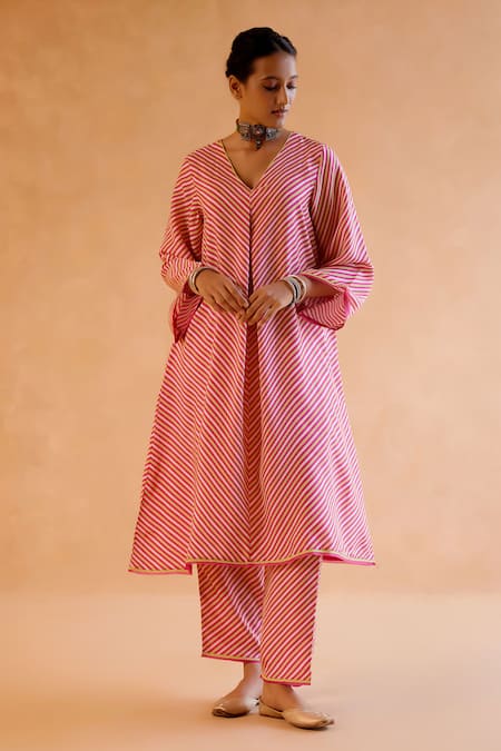 Buy Amisha Kothari Pink Silk, Organza Zari V-neck Jamini Candy Stripe Print Kurta Pant Set Online at Aza Fashions Buy_Amisha Kothari_Pink Silk, Organza Zari V-neck Jamini Candy Stripe Print Kurta Pant Set _Online_at_Aza_Fashions