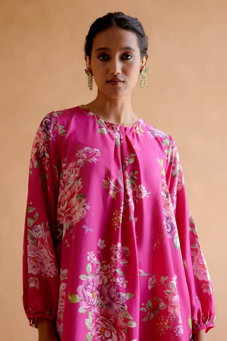 Amisha Kothari_Pink Silk Embroidery Round Neck Gauri Floral Print Kurta And Pant Set _at_Aza_Fashions