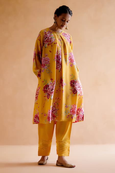 Amisha Kothari_Yellow Silk Embroidery Round Neck Gauri Floral Print Kurta And Pant Set _Online_at_Aza_Fashions