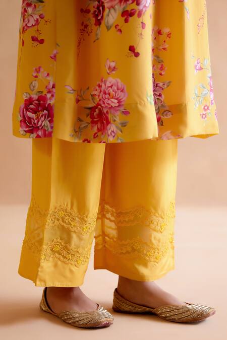 Amisha Kothari_Yellow Silk Embroidery Round Neck Gauri Floral Print Kurta And Pant Set _at_Aza_Fashions