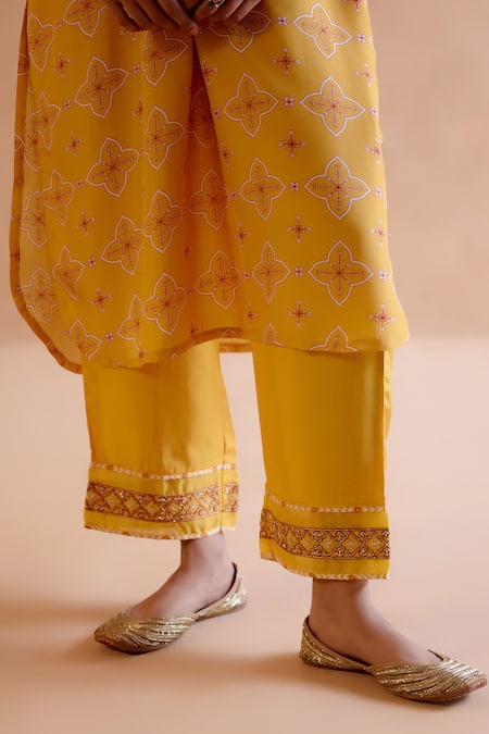Buy_Amisha Kothari_Yellow Silk Embroidery V-neck Asavari Digital Floral Print Tunic And Pant Set _Online_at_Aza_Fashions
