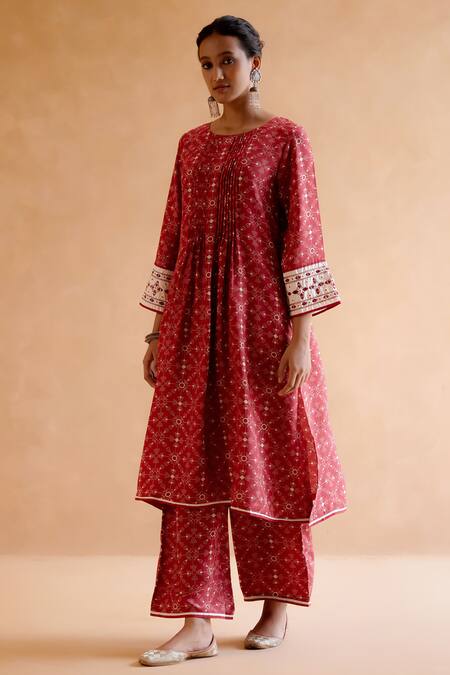 Amisha Kothari_Red Silk Embroidery Round Neck Yamini Digital Print Kurta And Pant Set _Online_at_Aza_Fashions